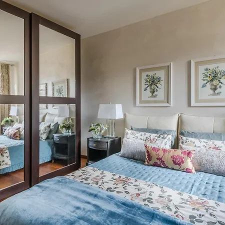 The Terrace Retreat, Elegant Modern With Terrace In Apartment Lucca
